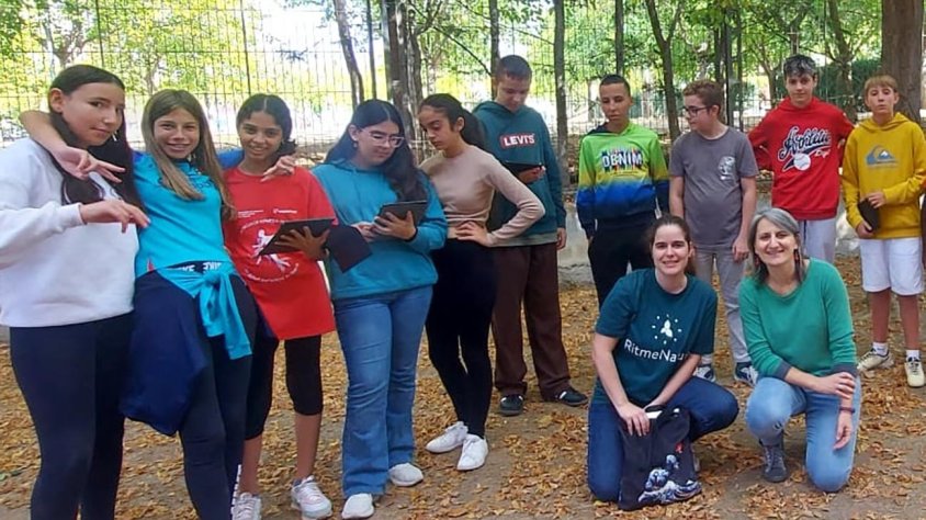 Membres del CREAF donant a conèixer el projecte de ciència ciutadana Ritme Natura als alumnes de l'Alfons Costafreda