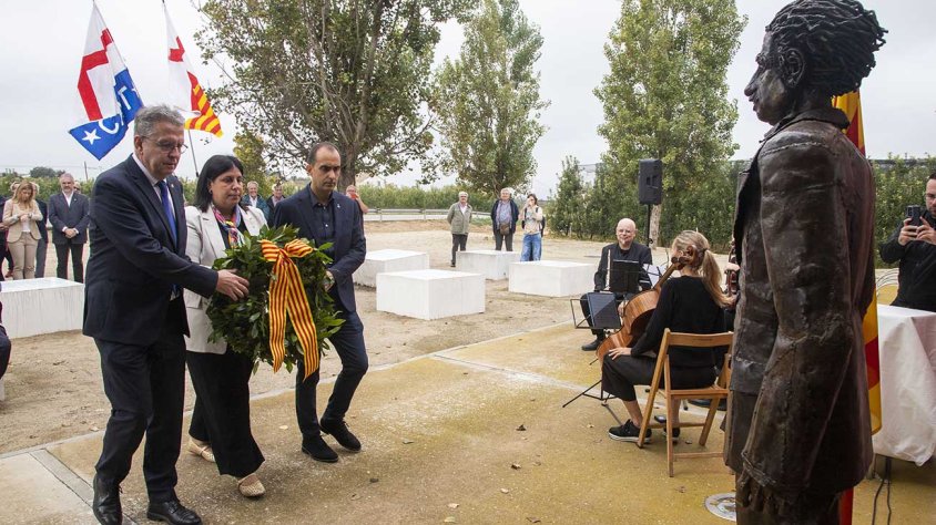 L'ofrena floral s'ha fet de forma excepcional a l'entrada de l'Espai Lluís Companys