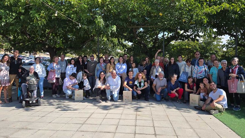 Foto de família de les persones premiades de la campanya 'Compra i Descobreix Catalunya’ a Tàrrega