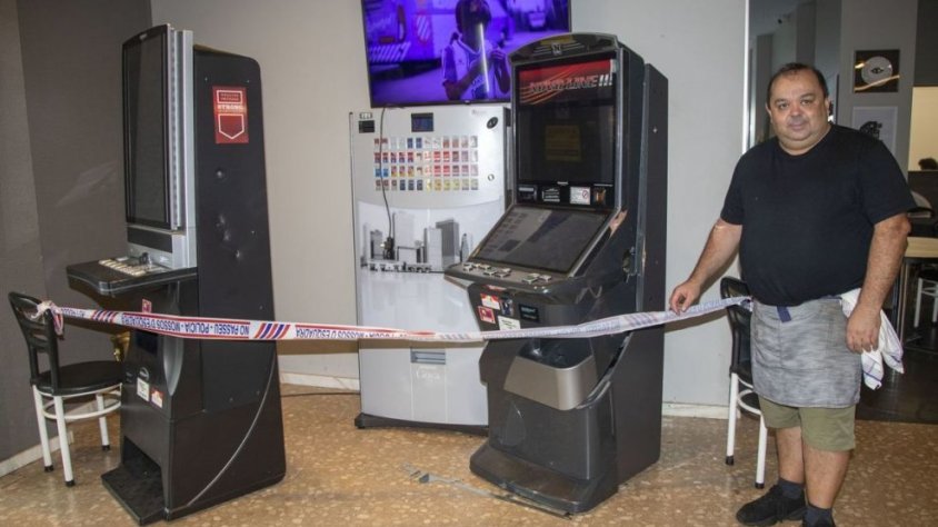 Gabriel Ortiz mostra la màquina escurabutxaques que van rebentar