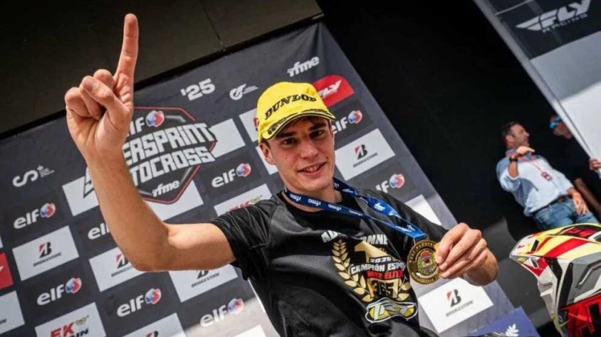 Adrià Monné amb la medalla