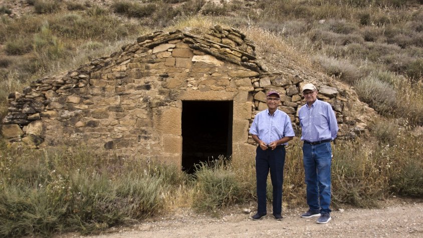 Cabana de volta de canó de pedra seca al costat del camí de Paupaterres