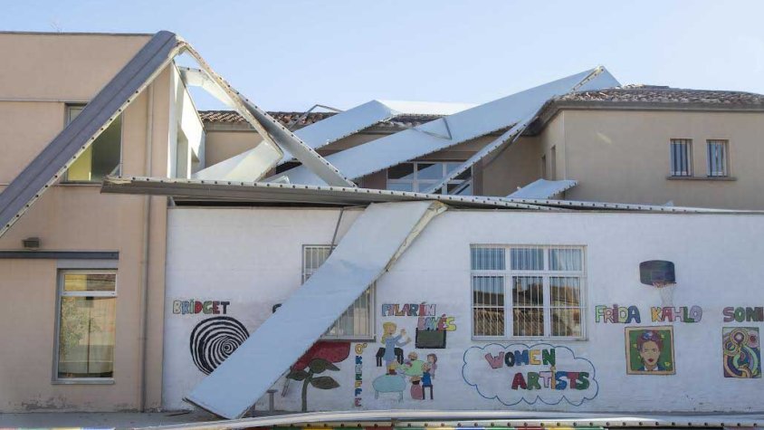 Part de la teulada del poliesportiu a l'edifici de l'escola