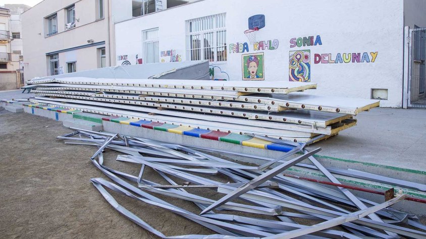 Imatge dels panells de sandvitx i les guies que es van desprendre de la teulada del poliesportiu