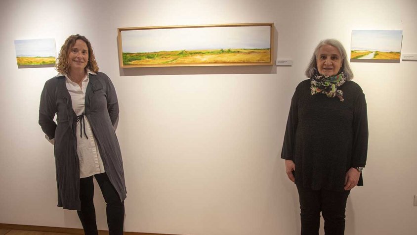 L'artista Glòria Coma (a la dreta de la imatge) amb la regidora de Cultura, Laura Tejero