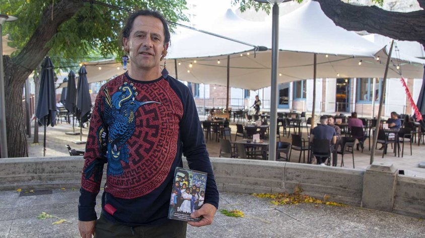 Carlos López amb el llibre a la terrassa de l'Ateneu