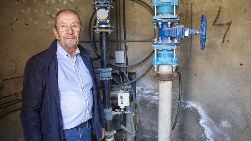 L’alcalde, Joan Eroles, mostra com arriba l’aigua als dipòsits