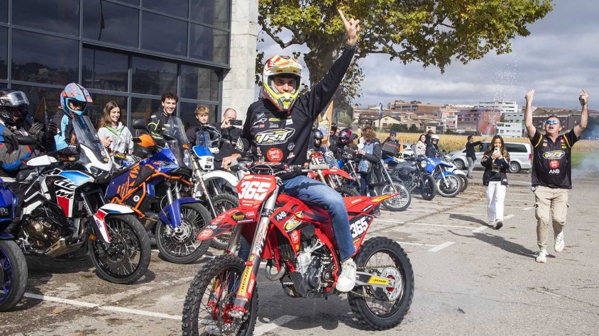 El pilot saluda a l’arribar al recinte esportiu