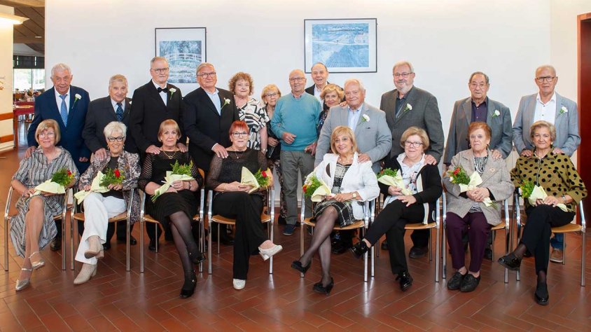 Imatge de grup dels matrimonis homenatjats a Tàrrega