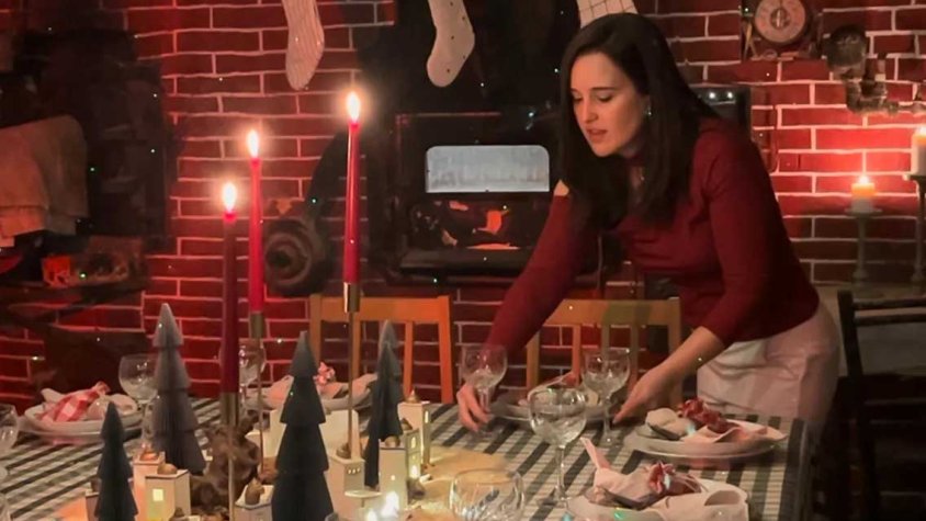 Mònica Prats preparant un taller de Nadal