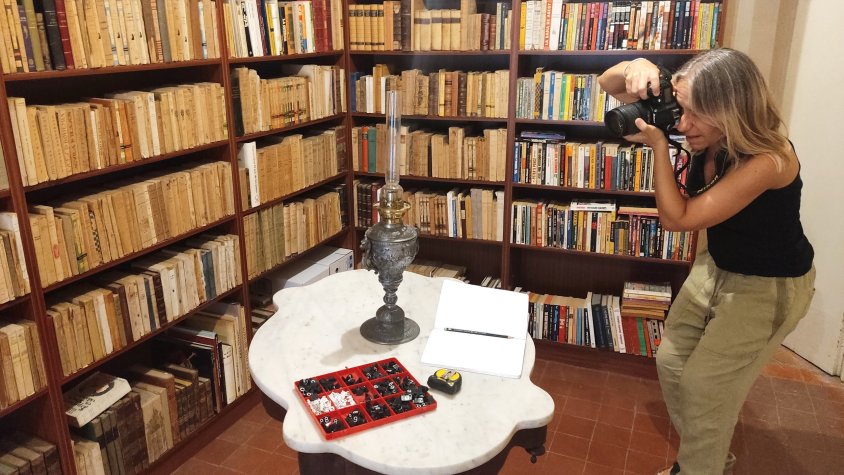 Un moment de les tasques d'inventari a la casa de Manuel de Pedro l'agost del 2024