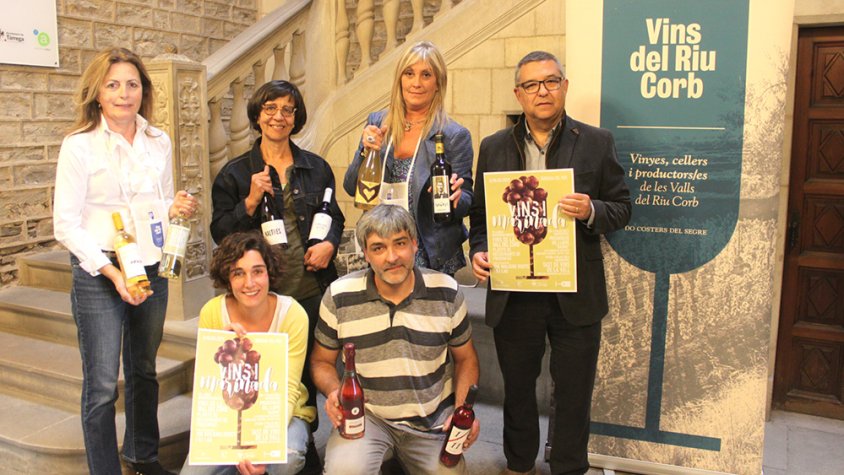 Representants de l'Associació de Cellers i Productors Alimentaris de la Vall del Corb amb el regidor de Promoció Econòmica, Carles Pascual, al Palau dels Marquesos de la Floresta, on es desenvoluparan activitats del "Vins i Marinada"