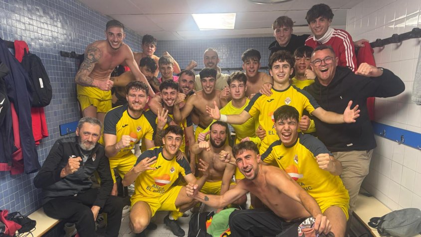 L'equip celebrant la victòria