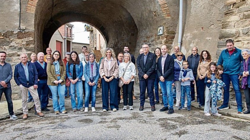 Veïns de la Donzell i membres del consistori després d’inaugurar la millora del camí d’Agramunt