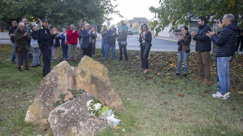 Ofrena floral al monument dedicat a les víctimes, al passeig Josep Brufau