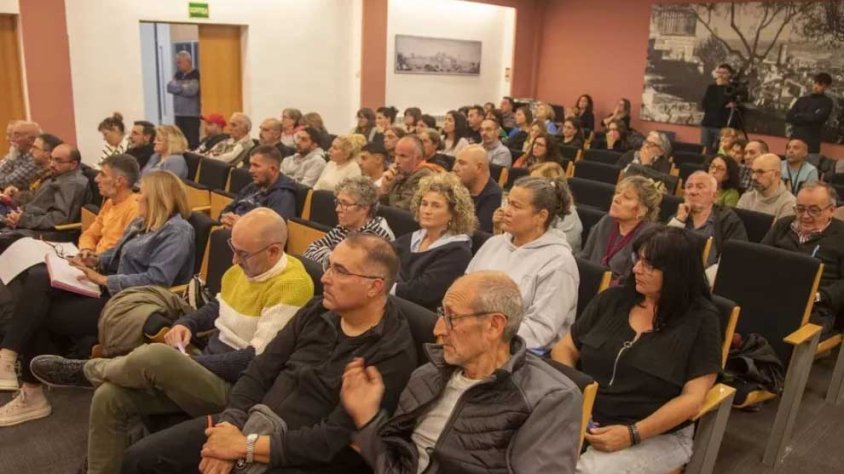 La sala de plens plena d'empleats municipals per la jornada de 35 hores