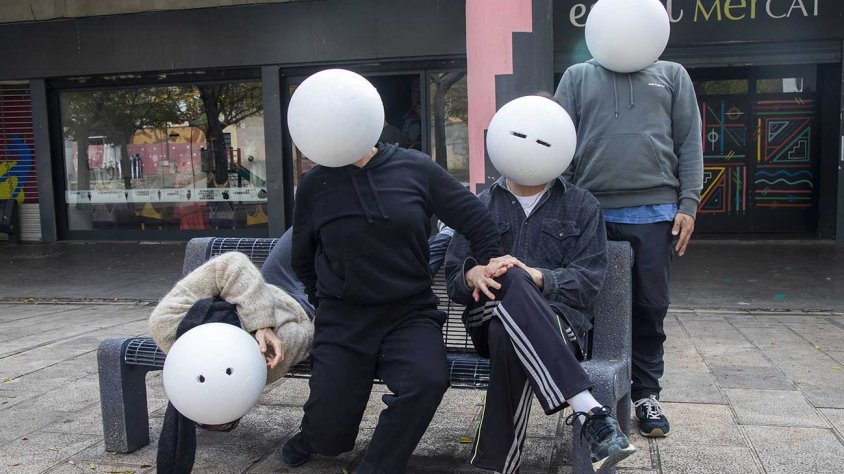 Dia Raro experimenta sobre la màgia de la quotidianitat amb teatre físic i màscares