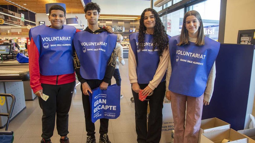 Estudiants de l'institut Alfons Costafreda fent de voluntaris