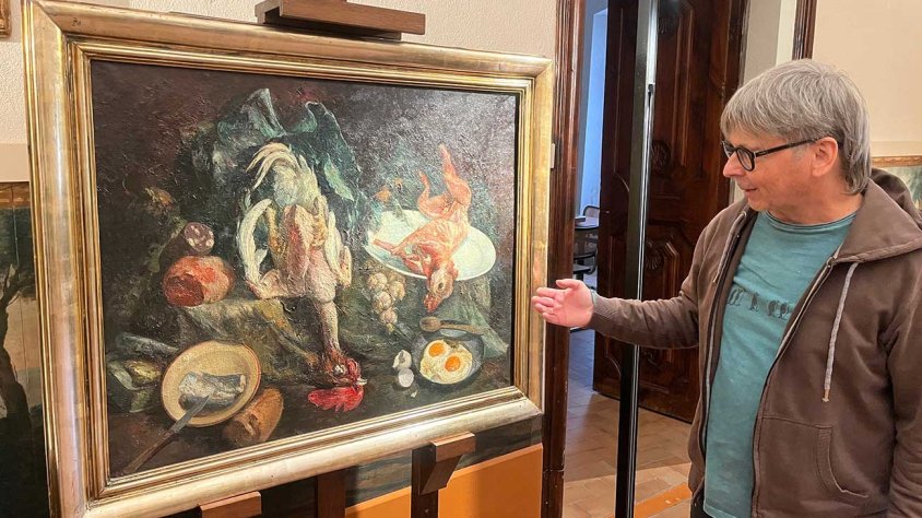 El director del Museu Tàrrega Urgell, Oriol Saula, amb el quadre 'Ous ferrats' del pintor Francesc Marsà