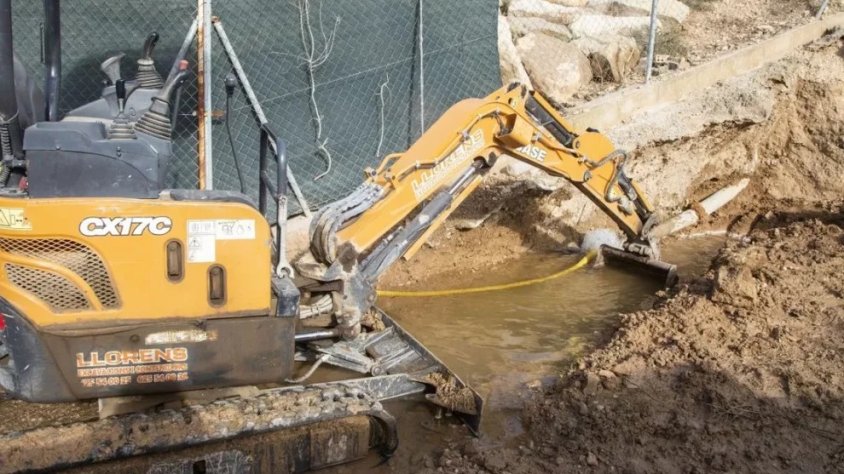 Imatge de la canonada de fibrociment trencada al carrer la Bassa