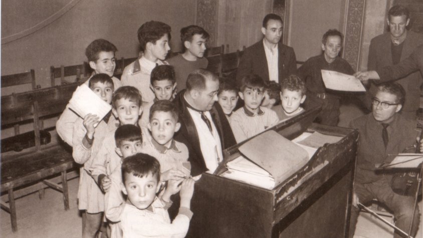 L'Escolania Parroquial, creada per l'organista i compositor Mn. Carles Melé, anys cinquanta