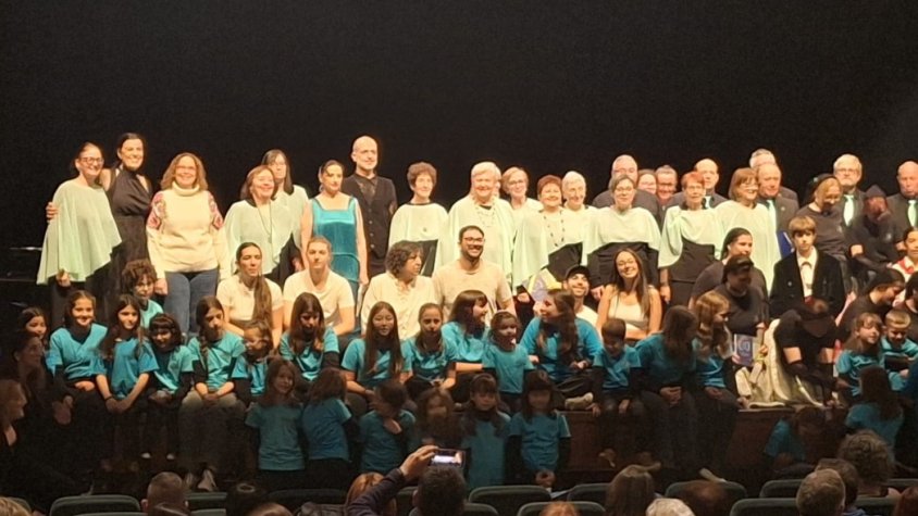 El grup de participants a la festa dels 110 anys de l'Orfeó Nova Tàrrega