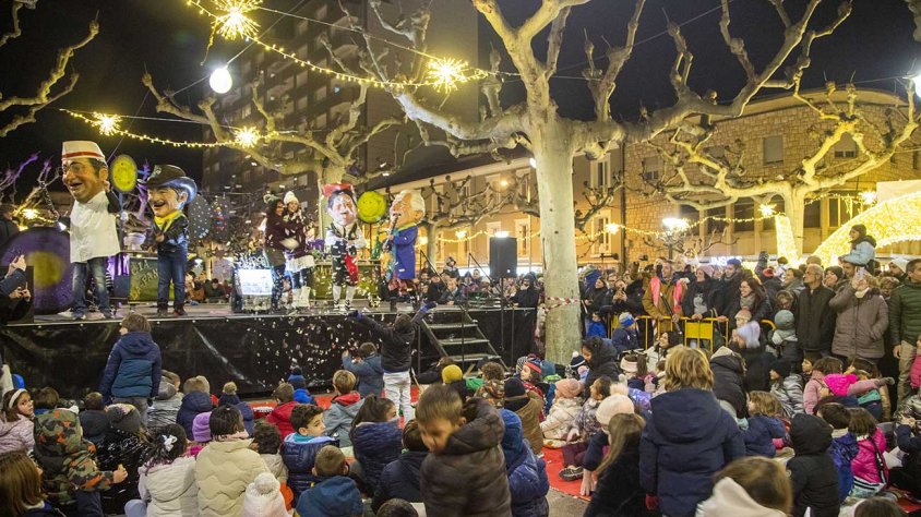 Els nans de Guixanet van entregar simbòlicament els llums de Nadal que guarden durant l’any