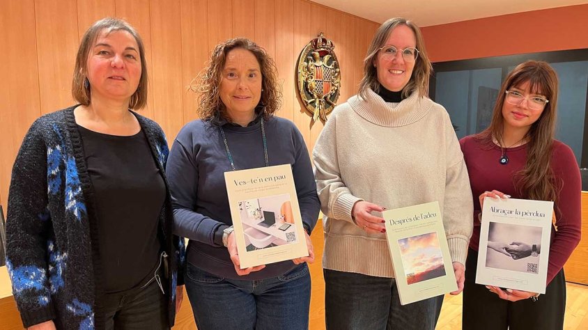 Les regidores de Salut i Ciutadania, Laura Tejero i Alba Castellana, amb personal de les àrees que ha col·laborat en l'edició de les guies