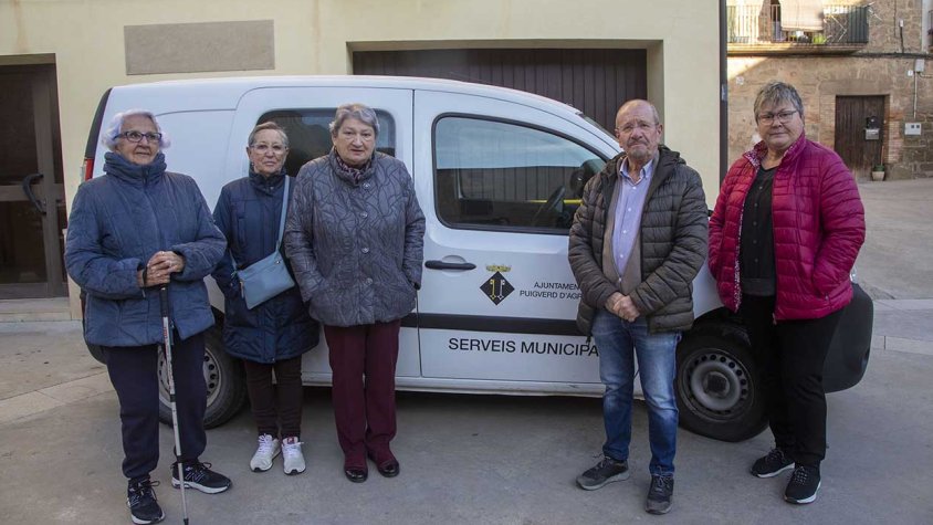 Usuàries del servei amb l'agutzil i l'alcalde
