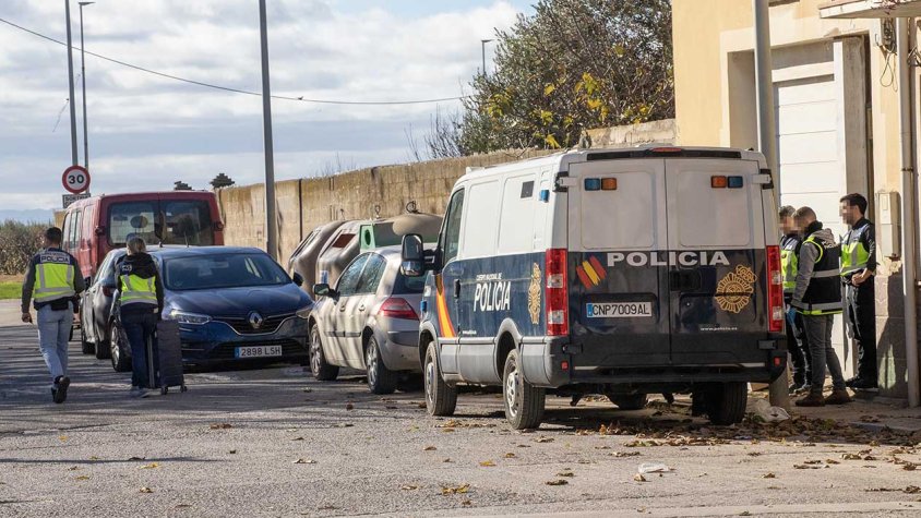 Investigadors durant la batuda ahir al matí al camí d’Ivars de la Fuliola