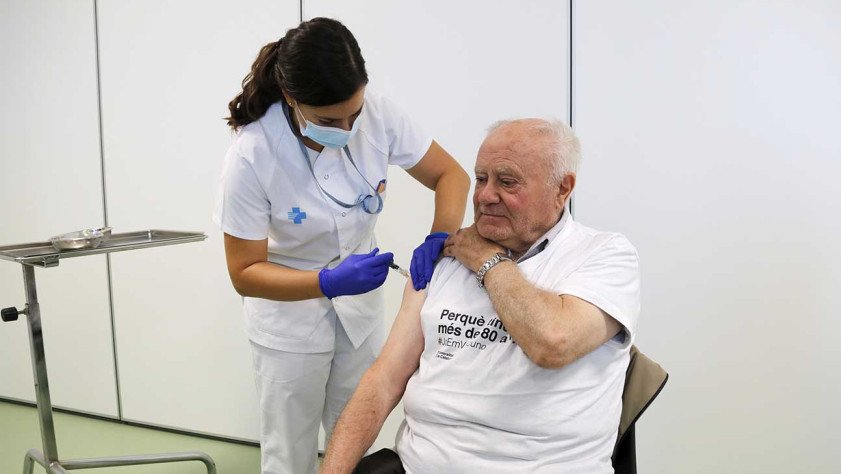 Una infermera administra una vacuna contra la grip al CAP Bordeta Magraners de Lleida