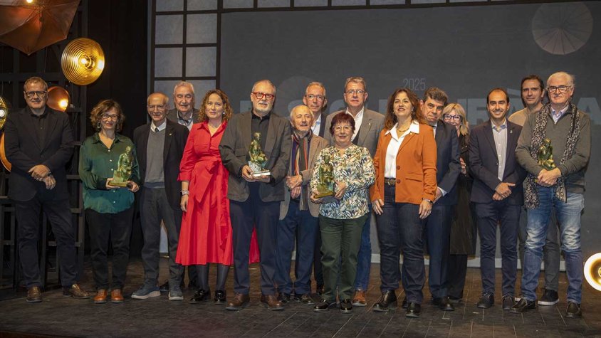 Foto de família dels guardonats amb les autoritats