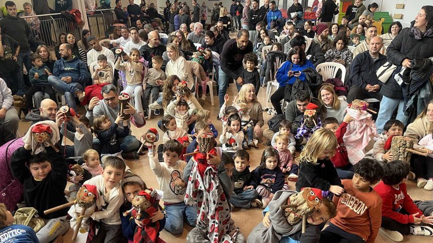 Alguns dels infants amb els seus tions i les seves famílies