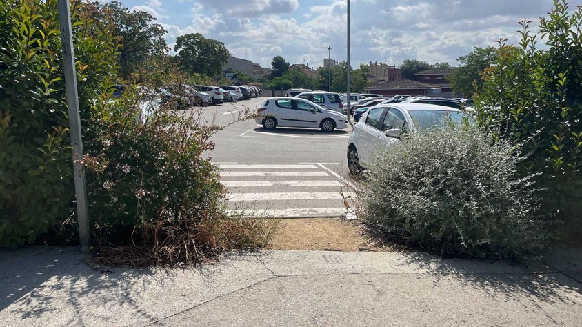 Accés a l'aparcament de l'avinguda Onze de Setembre, un dels punts on es millorarà l'accessibilitat