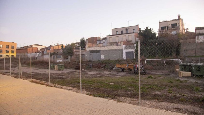 La parcel·la està situada al carrer Sebastià Sala i Bonastre, a la nova zona d’equipaments