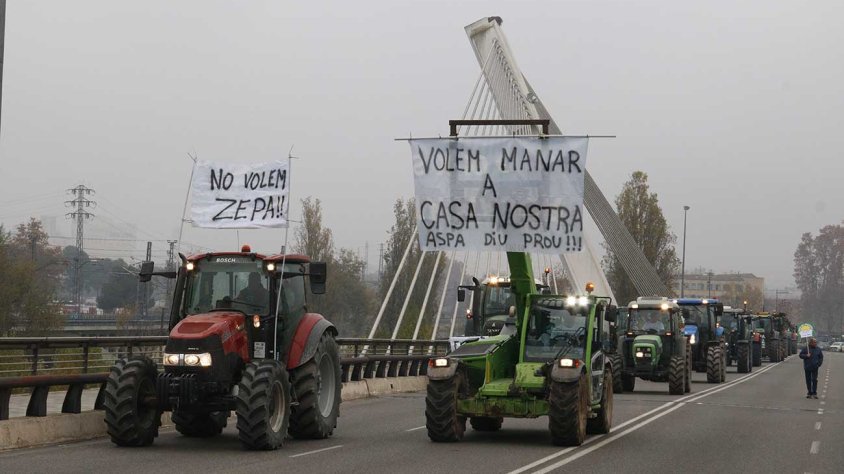 Tractors desfilen per Lleida contra les restriccions de les ZEPA