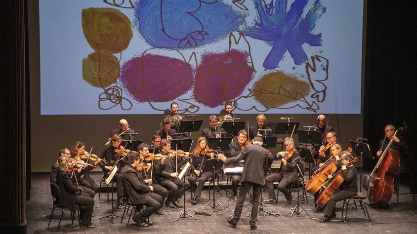 Un moment del concert amb la projecció d'obres d'art creades per usuaris d'Alba