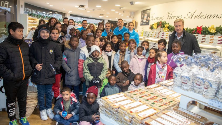 Foto de grup a una de les botigues de Torrons Vicens
