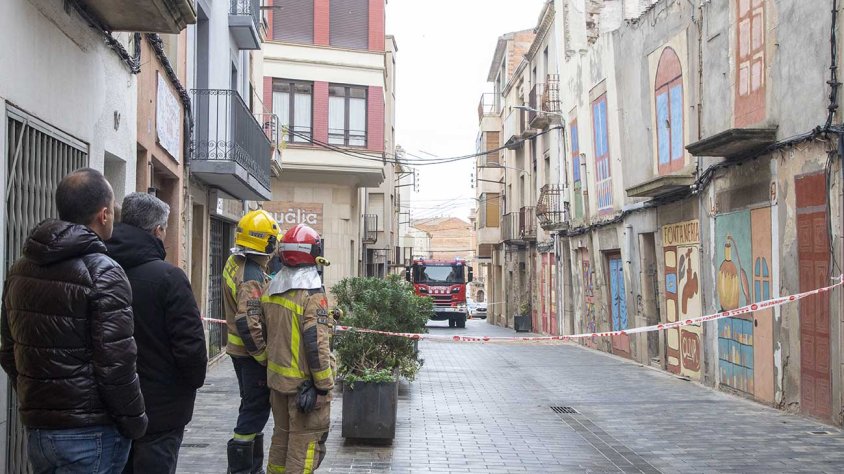 El regidor d'Urbanisme, tècnics municipals i serveis d'emergència al lloc