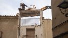 Comença l’enderroc de l’edifici del carrer Urgell de Tàrrega després de l’ensorrament parcial del matí