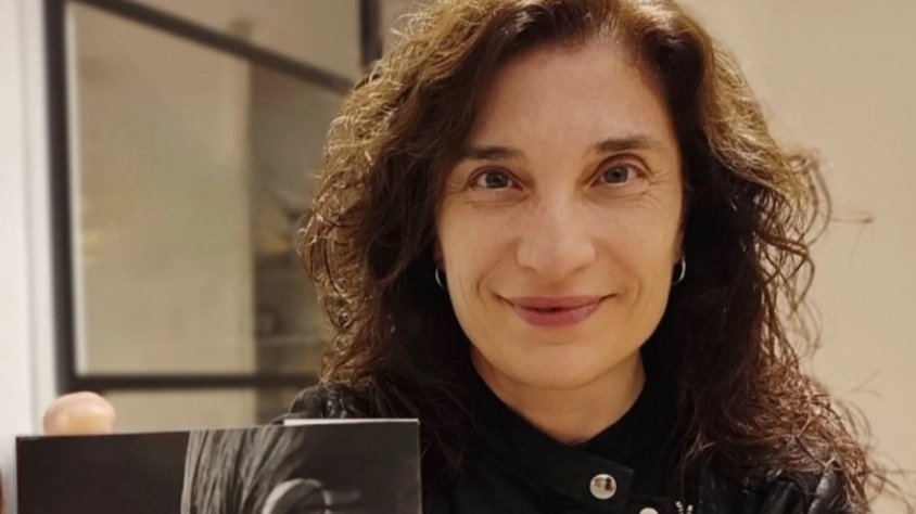 Mireia Balcells amb el llibre