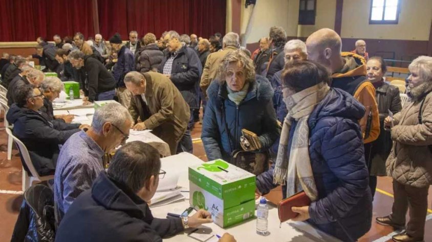 Un moment de la votació celebrada ahir al poliesportiu de la Fuliola