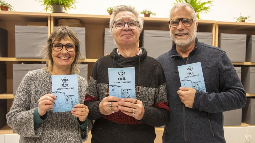 Xavier Maneja (al centre), amb Míriam Arnaz i Eduard Ribera mostrant el llibre