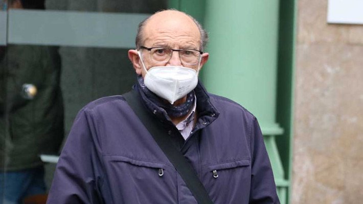 Un home sortint del Clínic amb la mascareta posada en una imatge d'arxiu