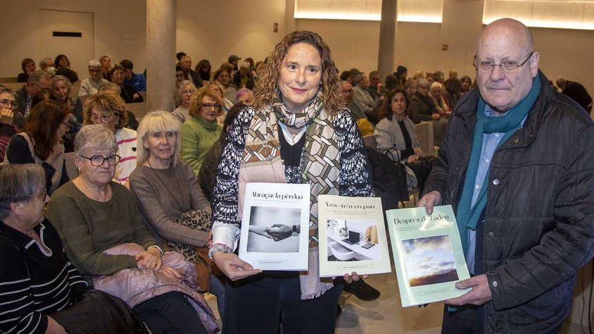 El doctor Narcís Bardalet amb la regidora Laura Tejero i les noves guies