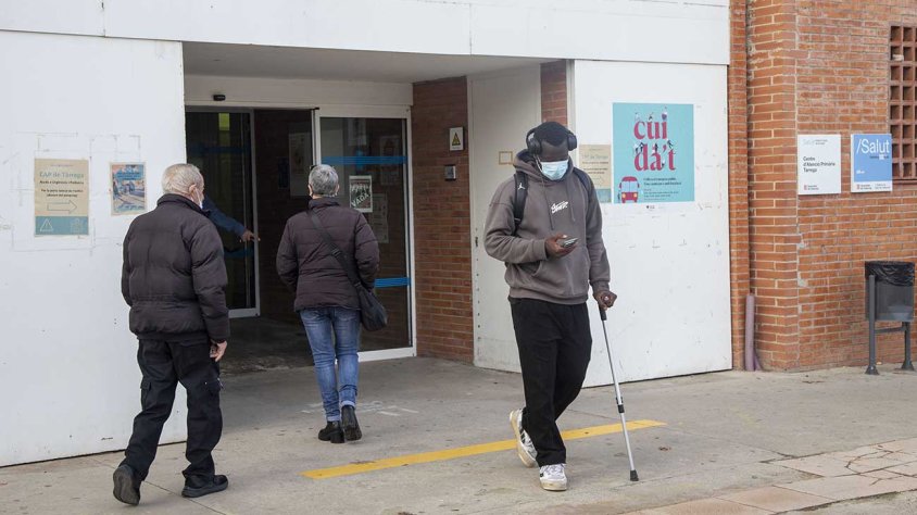 Una persona sortint del CAP de Tàrrega amb la mascareta posada en una imatge d'arxiu