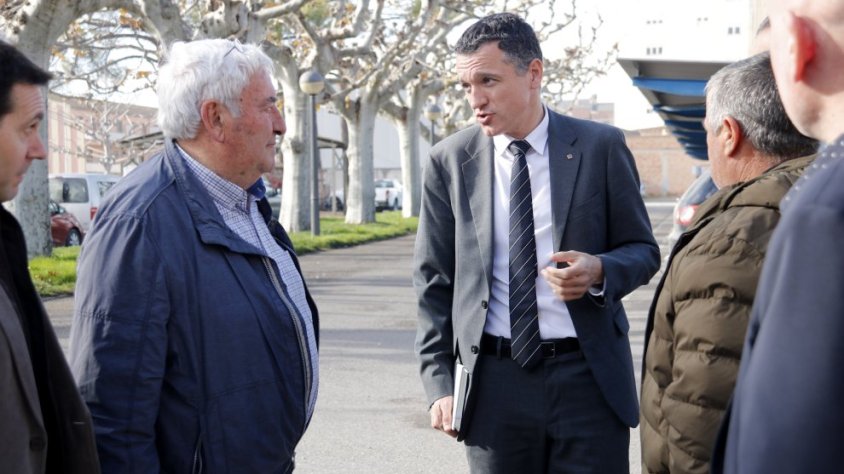 El conseller d'Agricultura, Òscar Ordeig, amb el president de la Comunitat General de Regants dels canals d'Urgell, Amadeu Ros, abans de la reunió