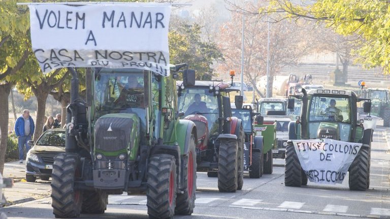 Més d'un centenar de tractors es mobilitzen a Tàrrega
