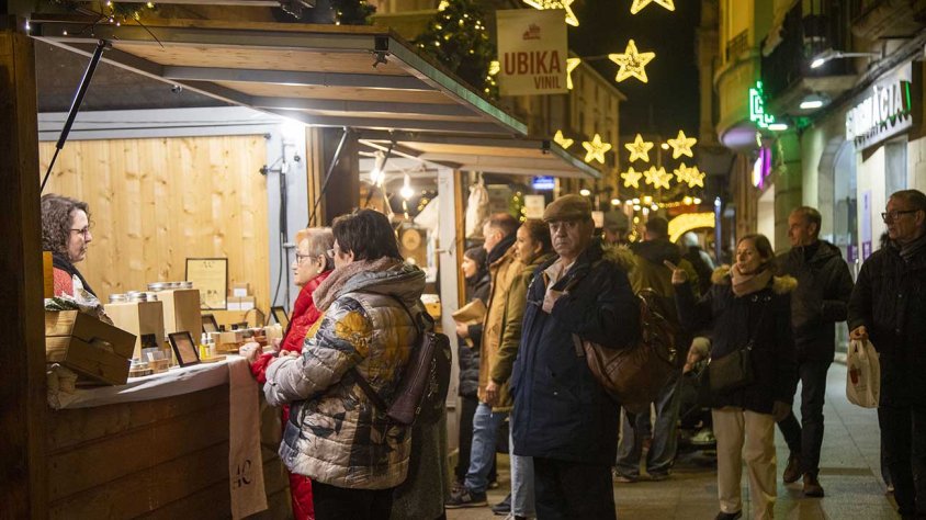 Visitants a les parades de fusta del certamen