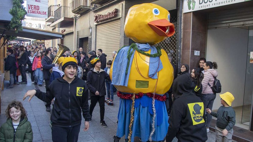 Lo Groguet va desfilar ahir pel centre comercial amb la música dels Grallers de la Barra